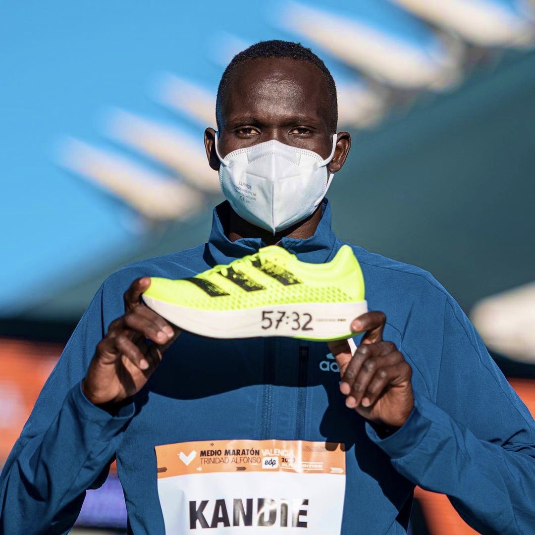 Кога патиките се поважни од тркачот – Кандие со светски рекорд во полумаратон