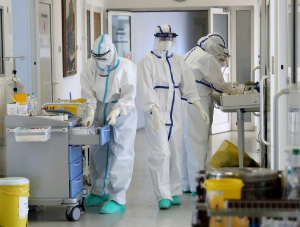 Колку долго можете да бидете со некој во соба, а да не се заразите?