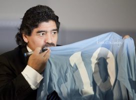 Марадона ги подарил трите најзначајни дреса во кариерата!