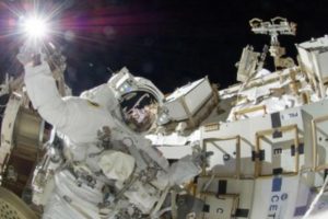 НАСА планира да испрати астронаути на Месечината во 2024 година