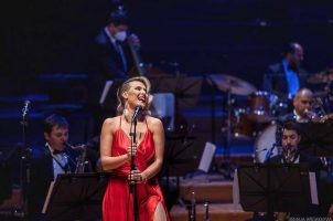 Со елеганција и доза сексапил, Сара Мејс имаше магична ноќ во Филхармонија