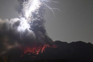 Спектакуларна моќ на природата: На небото се споиле молњи и ерупција (ВИДЕО)