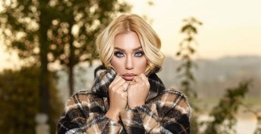 (Фото) Аделина Тахири се соблече во црвена танга, секси освежување среде падемијата