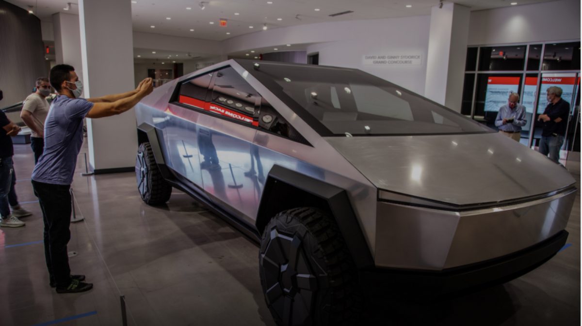 Tesla привршува со дизајнот на „сајбер-камионот“