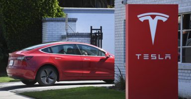 Tesla треба да повлече 158.000 автомобили поради дефект