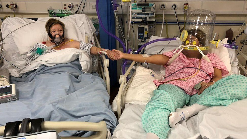 Британка починала од коронавирус во болница, лежејќи покрај ќерка ѝ
