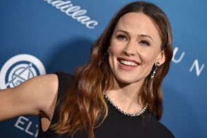 (Видео) Џенифер Гарнер тагува по авионските летови и тесните фармерки