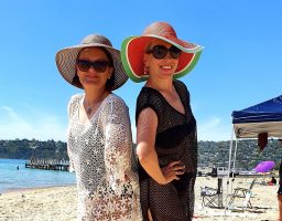 (Видео) Маријана и Тања од плажа во Австралија ѝ пееја на Росана: Бегајте таму, ме расплакавте