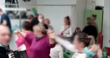 (Видео) Медицински лица без маски лумпувале со жива музика во ковид болница во Хрватска