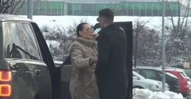 (Видео) Прв јавен бакнеж: Цеца со дечкото снимeни во ресторан во Белград