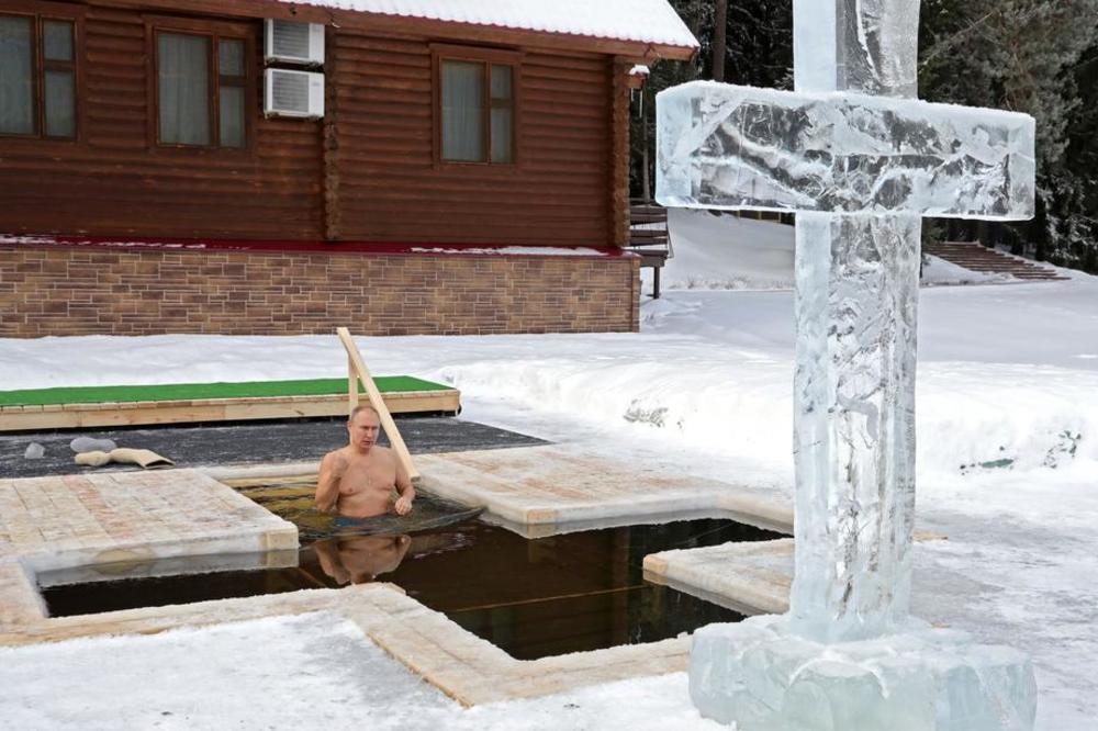 (Видео) Путин за Водици се нурна во студена вода