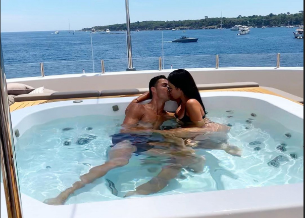 (Видео) Роналдо ја бакнува својата девојка во базен на Алпите, фудбалерот го прослави 27. роденден на Георгина
