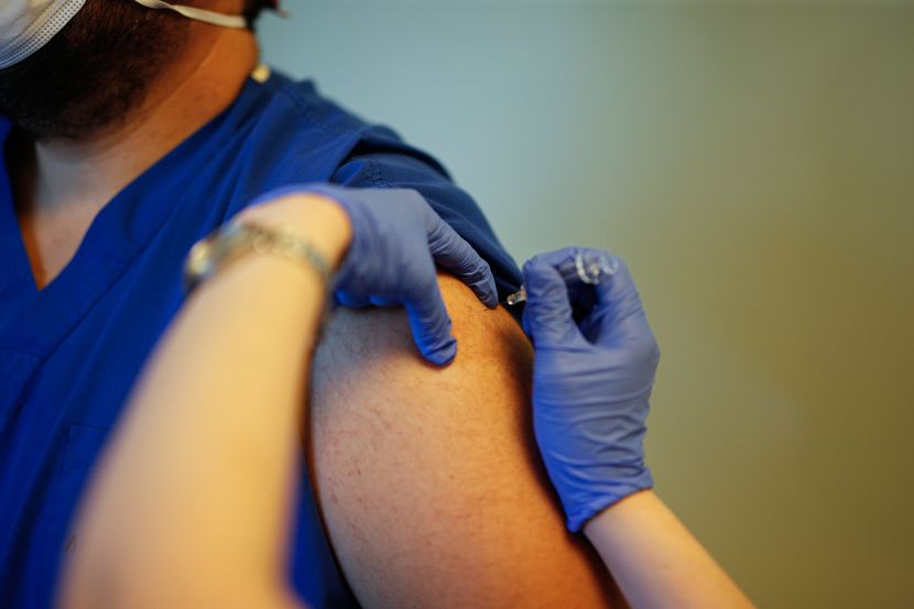 Виролог: Вакцинирани лица можат да го шират коронавирусот