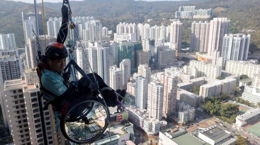 Кинез се искачи на облакодер со инвалидска количка за да собере пари за парализирани лица