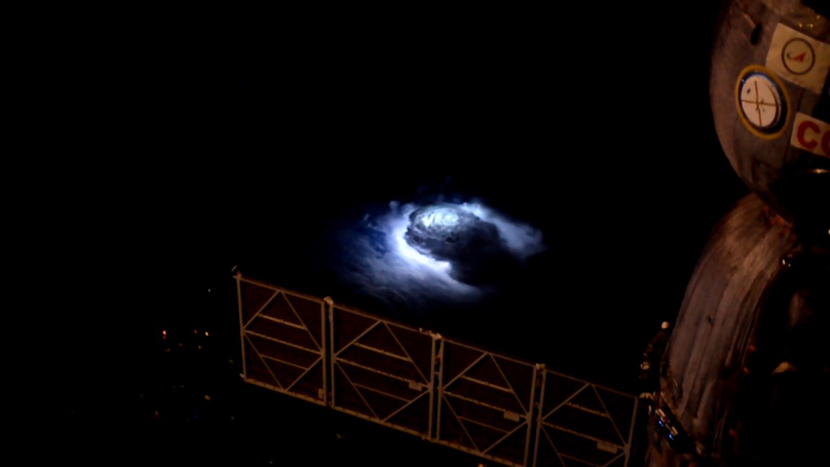 Молња снимена од Меѓународната вселенска станица (ВИДЕО)