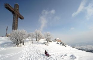 Над половина метар снег и снежни наноси низ Македонија
