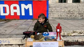 Петгодишно дете си ги продава играчките, парите ќе ги донира за луѓето во Петриња