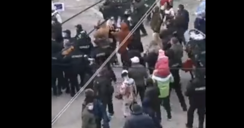 Полицијата го растури карневалот во Вевчани, летаа пцости од василичарите на дефилето