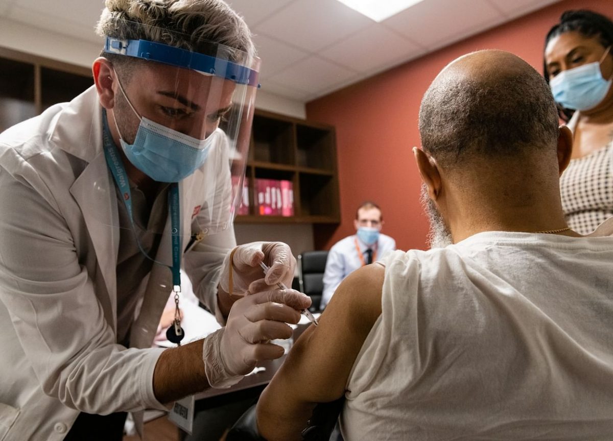 Почна најмасовната вакцинација против Ковид-19 во светот
