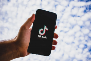 Профилите на TikTok корисниците под 16 години автоматски ќе бидат приватни