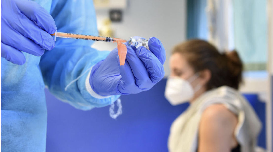 Сè за вакцината на Оксфорд и „АстраЗенека“: Колку долго штити и зошто содржи вирус на шимпанзо?