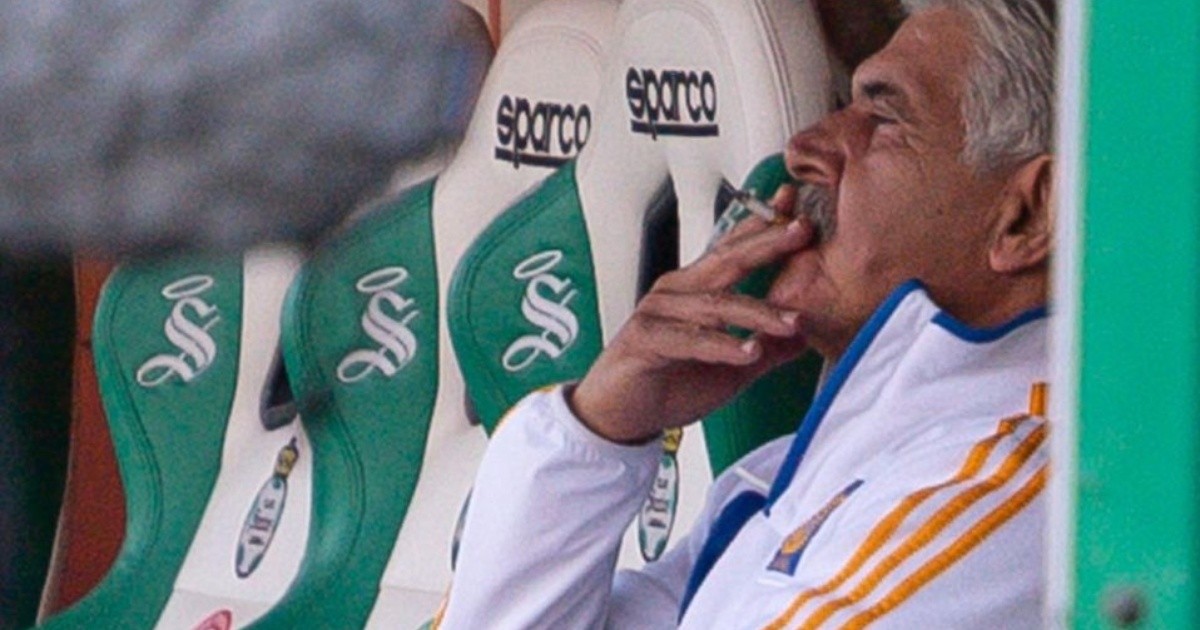 Тренерот на Тигрес казнет бидејќи пушел за време на натпревар