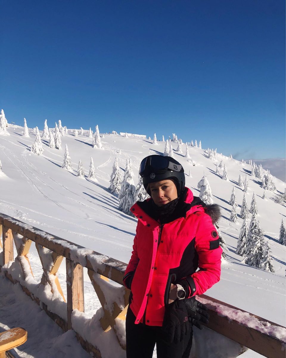 (Фото) Викторија Лоба скија на Копаоник, малку забава среде пандемија