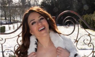 (Фото) Елзабет Харли се соблече топлес на снег, па покажа колку е секси на 55 години