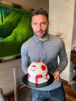 (Фото) Послугата го изненади Душко Тошиќ со фудбалска торта за неговиот роденден