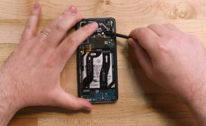 iFixit: Samsung Galaxy S21 е полесен за поправка од S20 моделот (ВИДЕО)