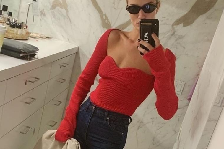 Блуза со срцевиден израз: моден хит за оваа година