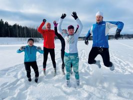 (Видео) Нов зимски тренд во Финска - трчање по снег во чорапи