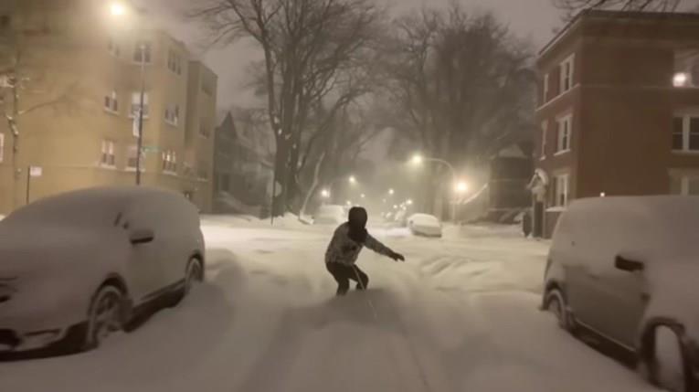 (Видео) Срби врзани со кабли возеле сноуборд на улиците во Чикаго