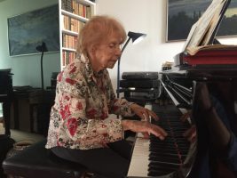 (Видео) Француска пијанистка на 106 години го издава шестиот албум