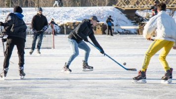 (Видео) Холанѓаните играат хокеј на замрзнатите канали во Амстердам