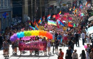 Геј-двојка во Хрватска за прв пат доби право да згрижува деца