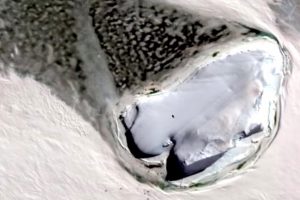 Корисник на Google Maps открил огромен леден брод на Антарктикот (ВИДЕО)
