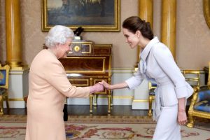 Кралицата ја поканила Анџелина Џоли на чај