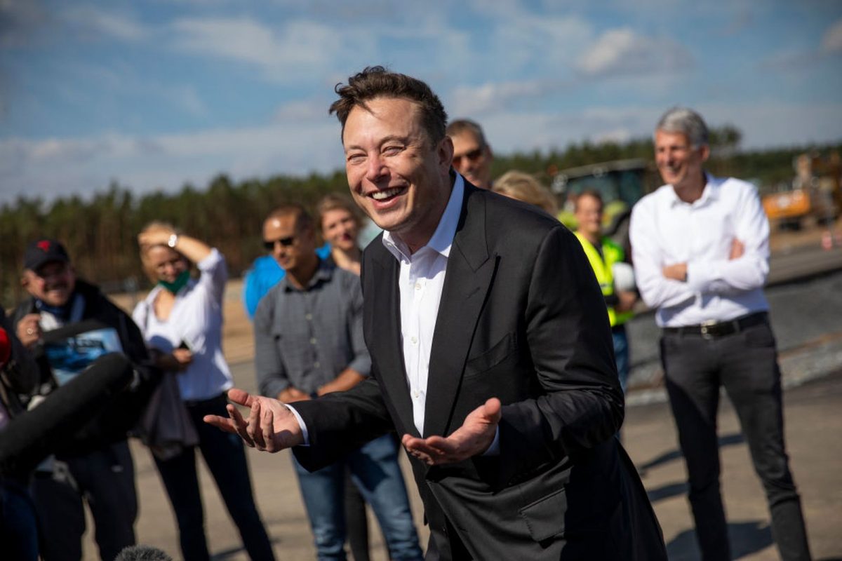 Необичен потег на Елон Маск: Вклучил 4000 вработени на SpaceX во студија за Ковид-19