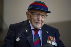 Од корона почина Том Мур, 100-годишниот воен ветеран што собра 33 милиони фунти за здравствените работници во борбата против Ковид-19