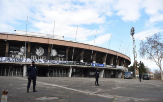 Полициски сили ги блокирале стадионите на Партизан и Црвена звезда