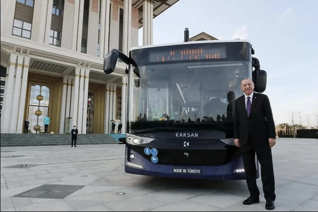 Претставен првиот турски автономен автобус со кој се извозе и Ердоган (ВИДЕО)
