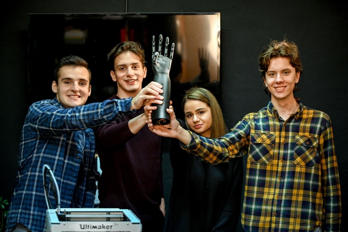 Тинејџери од Скопје развија 3Д испринтана бионичка рака 30 пати поевтина од претходно направените