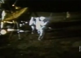 (Фото) По 50 години на Месечината најдено топче за голф, еден од астронаутите лажел дека го изгубил