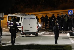 Фудбалерите на Ријека со помош на полицијата заминаа од стадионот