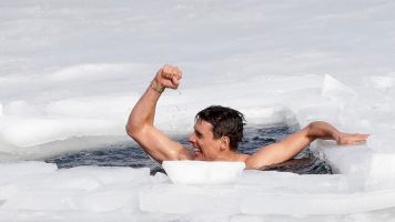 Чехот Венцл со лудачки рекорд – нуркаше под мраз 81 метри!
