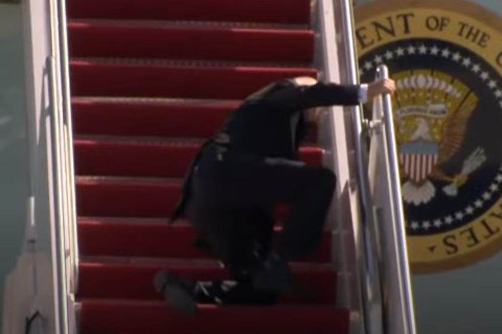 (Видео) Бајден падна по скали качувајќи се во авион