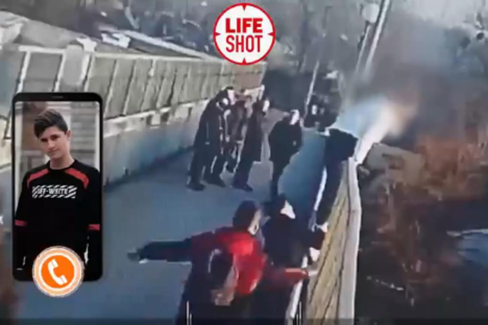 (Видео) Група средношколци спасиле девојка која сакала да скокне од мост