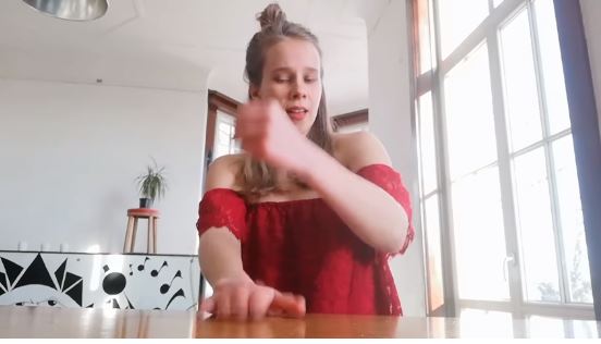 (Видео) Младата уметничка од Финска ја препеа „Јовано, Јованке“