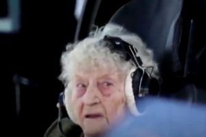 (Видео) Стогодишна баба пилотира со руски авион